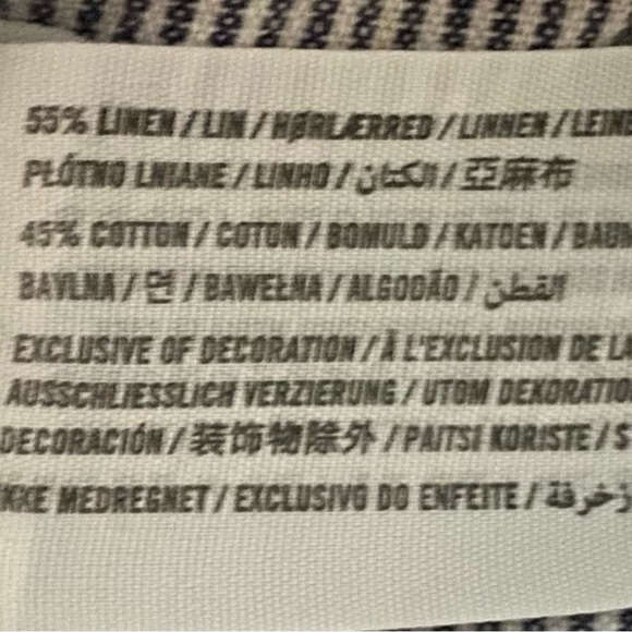 ABERCROMBIE & FITCH
Navy blue and white pinstripe shorts, matching belt - Picture 7 of 7